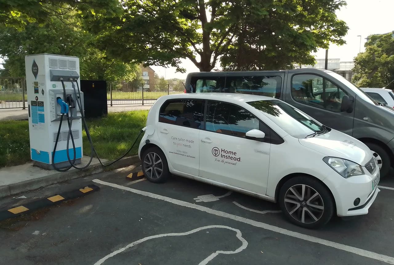 Elektroauto vai benzīns: kas Latvijā izmaksā mazāk